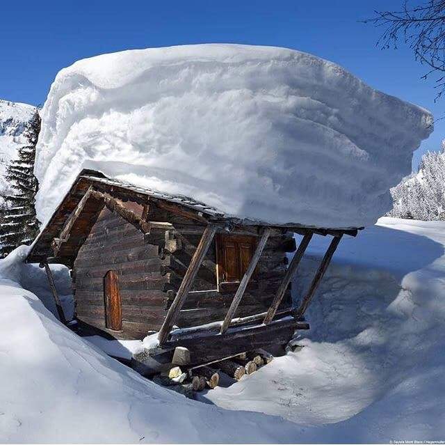 Потолок ледяной, дверь скрипучая, за шершавой стеной тьма колючая