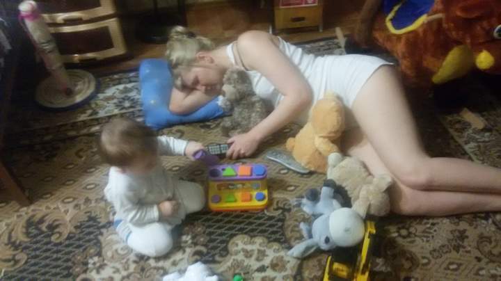 Мама спит, она устала - это я ее достала!!!!!!