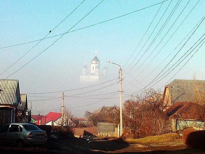 траву жгут просто, а ветер стелет дым по земле