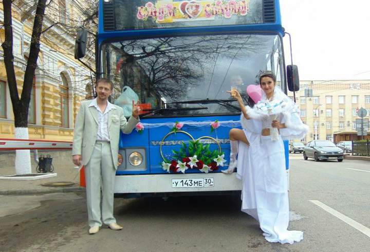 А ниче ему такую кондукторшу выдали, езди да езди!!!