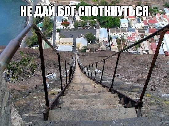 Видимо пожарная часть! Внизу транспорт! Старослужащие спускаются на лыжах!