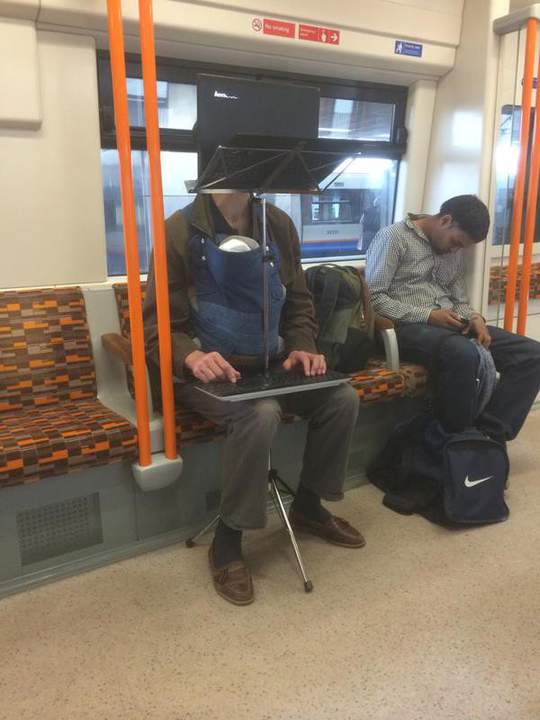 он здесь живёт