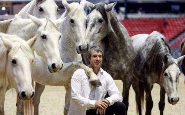 Принц с белыми конями.