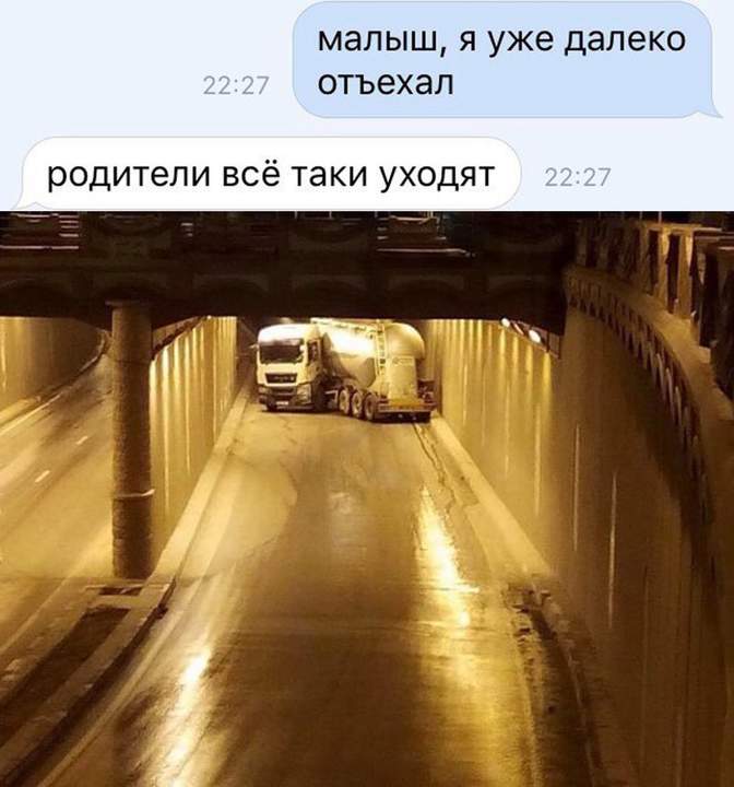Зеркал нет. Приходится все время оглядываться