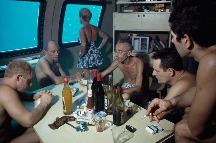 - А в центре кто? - Кто, кто… Жак-Ив Кусто!
