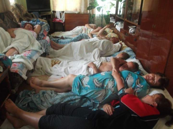 На свадьбу ИЗ деревни родня приехала.