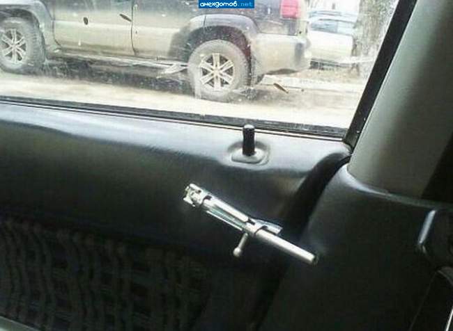 А снаружи - навесной замок.