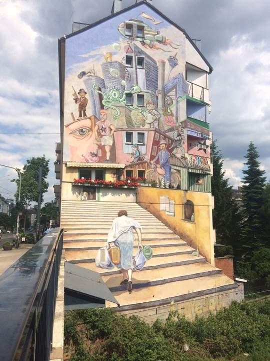 Мама, Вы даже в нарисованную дверь войдете....