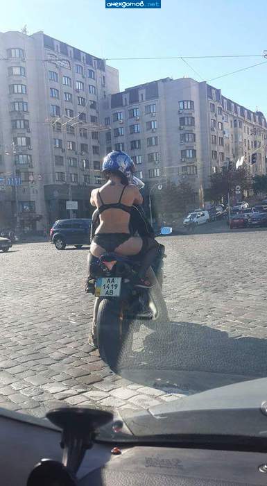 Дорогой, мы уже полчаса едем за этим мотоциклом! А нам в другую сторону!