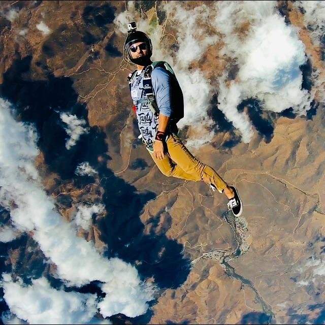 летящей походкой