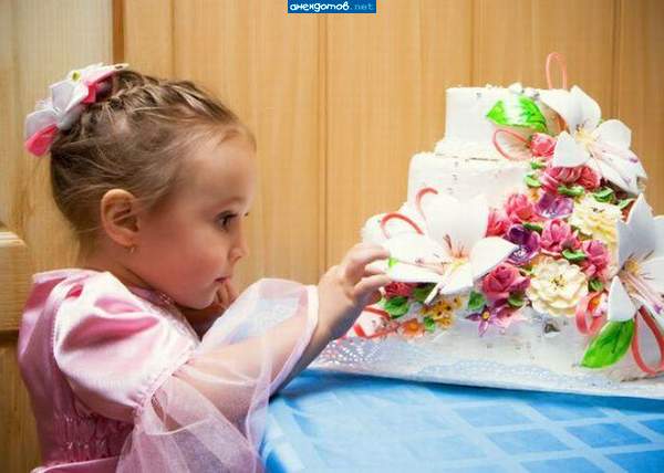 мама сказала - цветы не жрать!...А я и не жру. Один - на голову, другой щас на платье прицеплю"