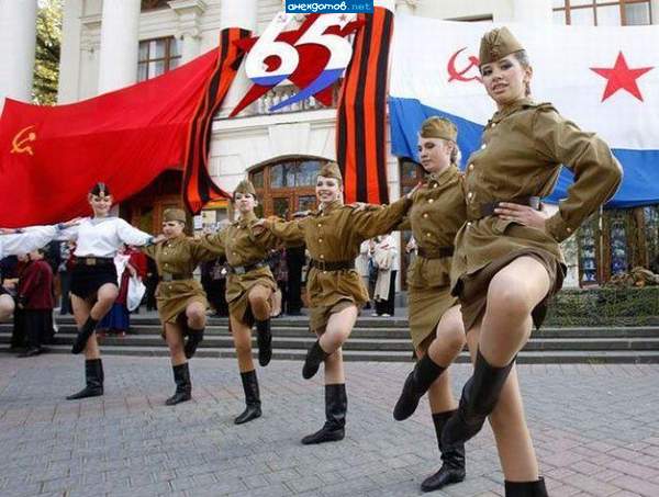 В кино НЕБЕСНЫЙ ТИХОХОД девчата так же пляшут, - вот!!!