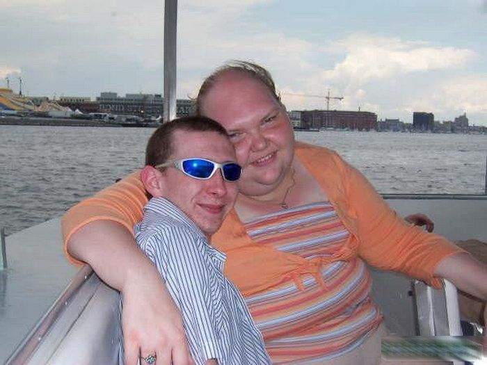 Толстый- его жена. Видел свадебную фотографию.