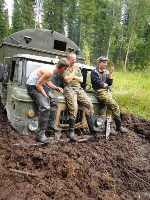смешно дурочке, что туго лезет