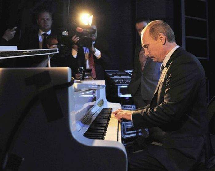Х.ёвый из него пианист, да и президент такой же.