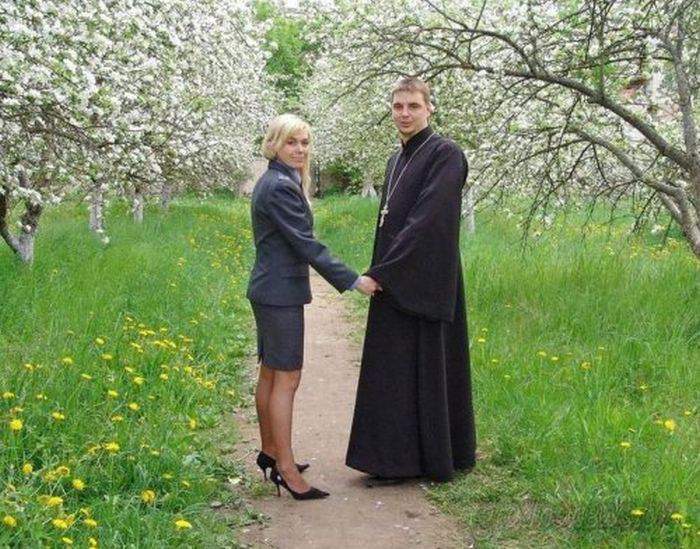 Какие то больные подписи к фотке.... Нормальная фотка и лица красивые.