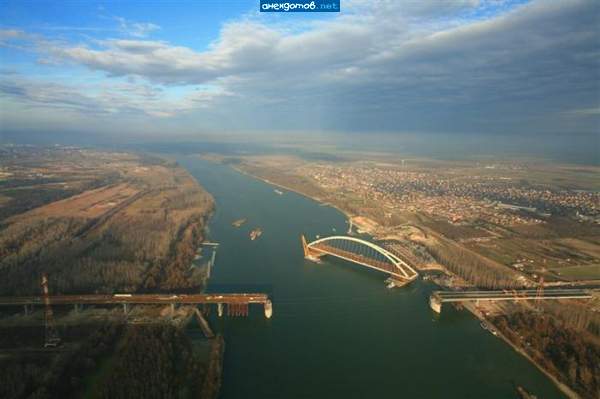 2 петросян. Срочно мост переставляют. Лрезидент поехал другой дорогой!!!