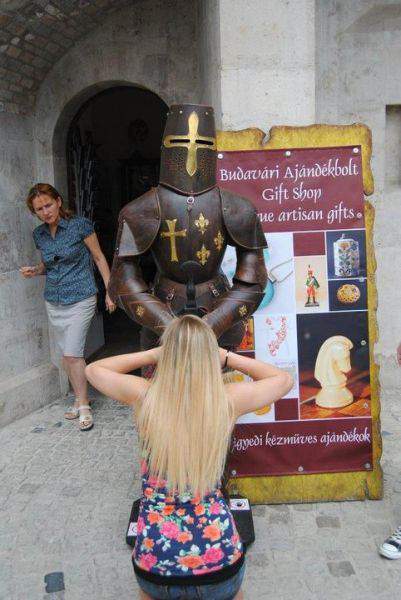 -Девушка!Экспонаты руками не трогать! -Так я не руками...