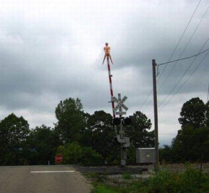 баба на высоте, а мужик, похоже, с проблемами.....