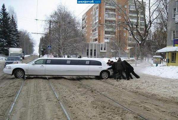 Армяне шумною толпой толкают в гору студебекер