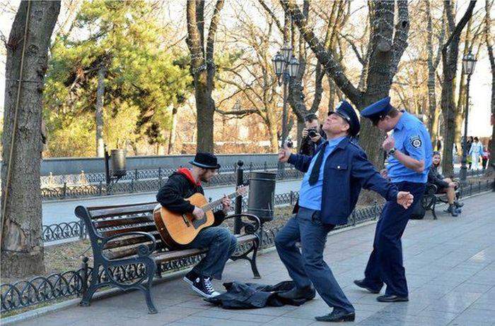 И на первый взгляд как будто не видна...
