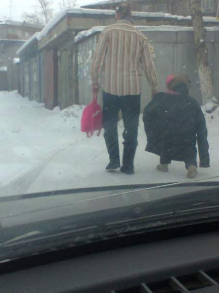 Надеюсь автор фото подвез настоящего папу...