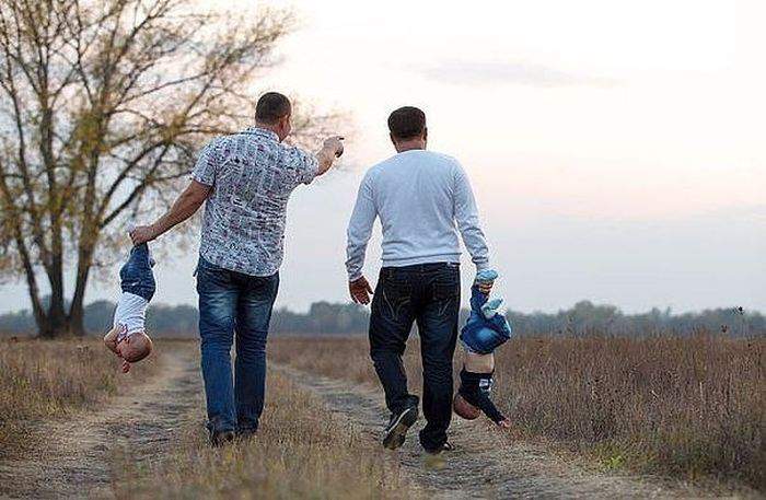 Эти не отцы. Нормальный отец никогда бы не нес так свое дитя.