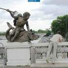 В задницу целит - к нестандартной любви. pic