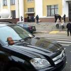 Пешеход какбэ намекает-здесь стоянка запрещена! pic