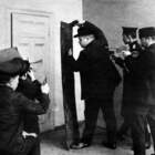 "Милиционеры пришли за зарплатой!"