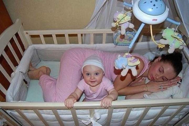 мама спит она устала это я её достала