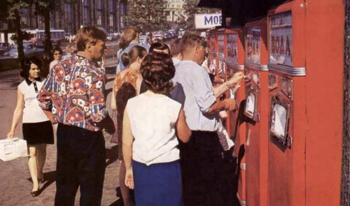 Позвонить девушке - 2 коп. Напоить - 3 коп. Сводить в кино - 10 коп.