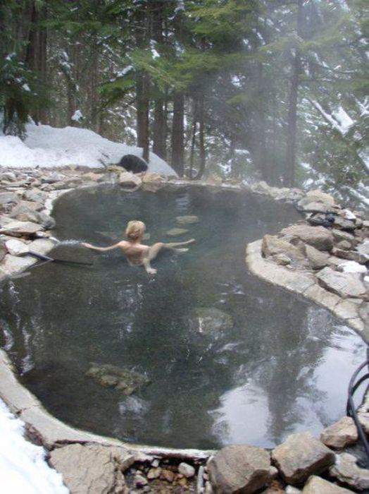 А девочка к бассейну типа как оливка к мартини?