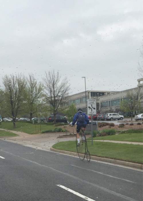 Да ладно вам, глупость.... Видите, едет в зону проливных дождей, - не хочет носки пачкать)))))))))