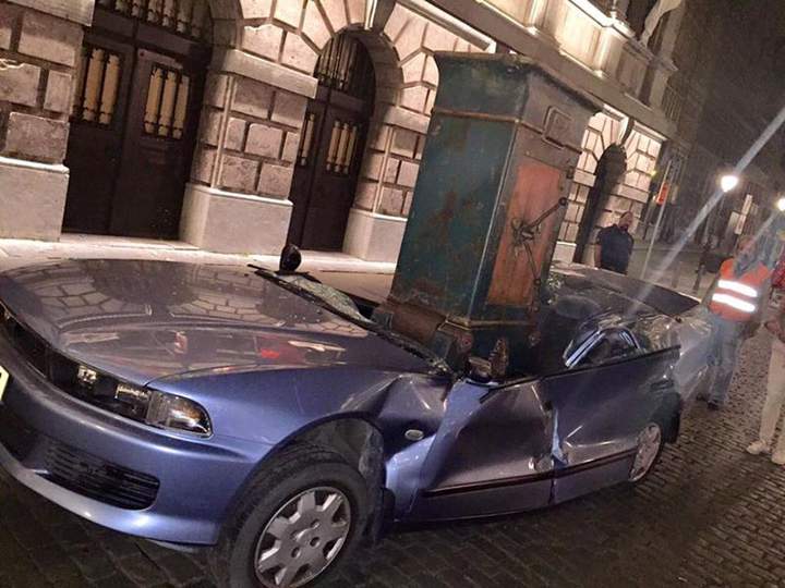 Сейф никому просто, так на машину не падает