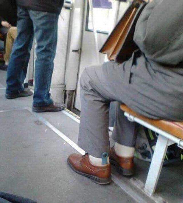 Просыпается по дороге на работу...