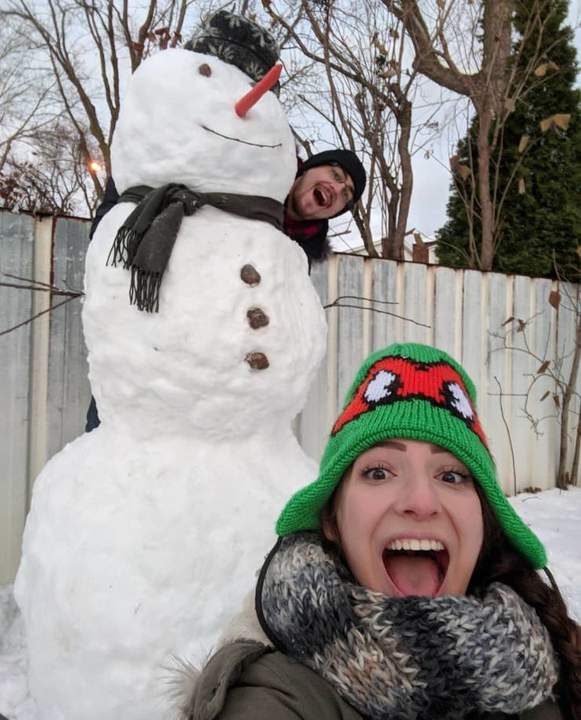 Девочка симпотная, а брови как у лохудры