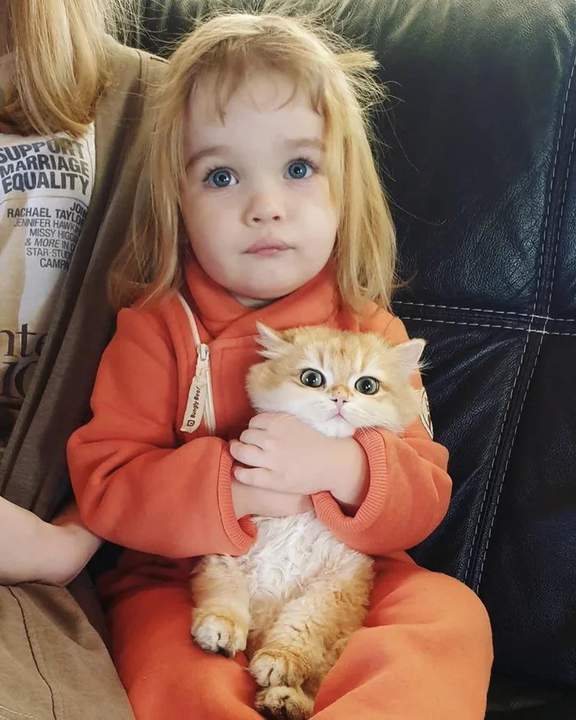 Ангелочек душит няшного котика