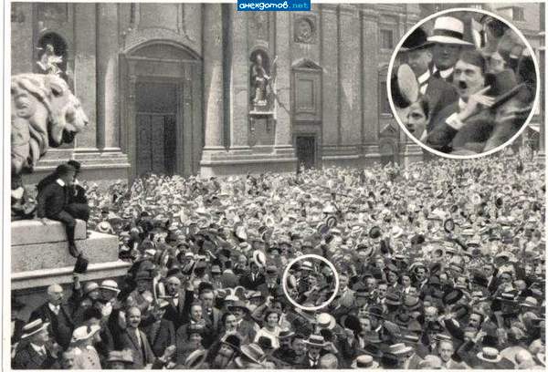 Знаменитая фотография. Гитлер в Вене(Odeonplatz) при объявлении о начале войны(Первая мировая). Сделана Генрихом Гоффманном (впоследствии личным фотографом...