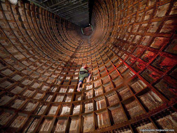 -Книжку, говоришь достать? С какой полки?