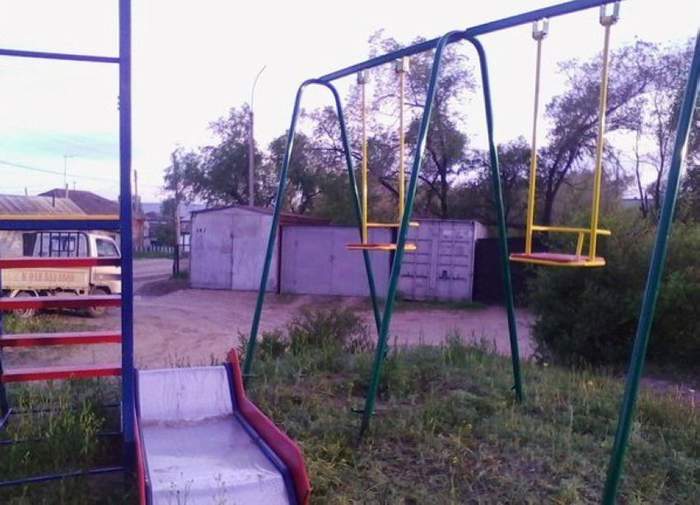 Качели - зимние, горка - летняя %-)
